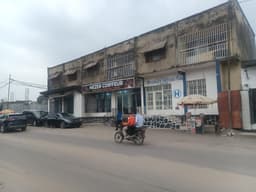 Vignette de Vaste parcelle de 450m² avec bâtiment commercial - Kintambo, Kinshasa 10