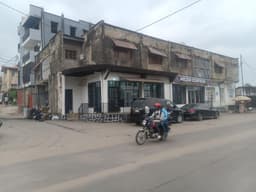 Vignette de Vaste parcelle de 450m² avec bâtiment commercial - Kintambo, Kinshasa 7