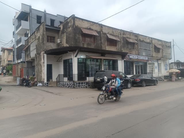 Vaste parcelle de 450m² avec bâtiment commercial - Kintambo, Kinshasa in Kinshasa mediacongo 450m² (18x25m) https://www.me...