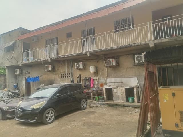 Vaste parcelle de 450m² avec bâtiment commercial - Kintambo, Kinshasa in Kinshasa mediacongo 450m² (18x25m) https://www.me...