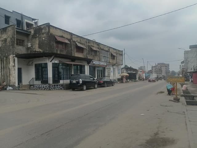 Vaste parcelle de 450m² avec bâtiment commercial - Kintambo, Kinshasa in Kinshasa mediacongo 450m² (18x25m) https://www.me...