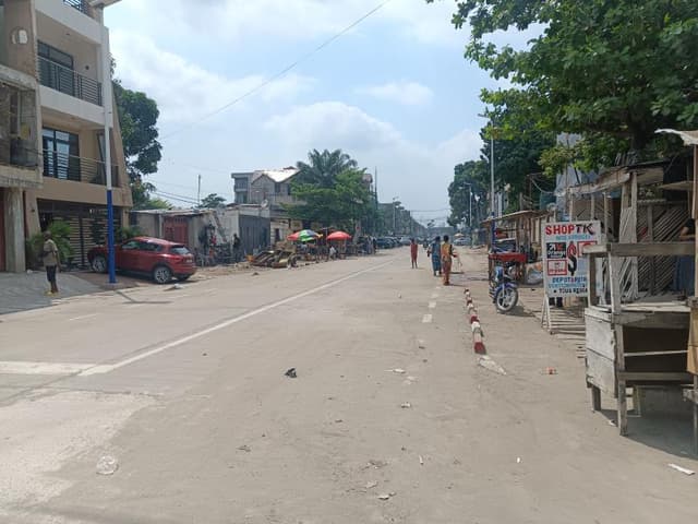 Vaste parcelle de 500m² bien située - Kintambo, Kinshasa in Kinshasa mediacongo 500m² (20x25m) https://www.mediacongo.net/...